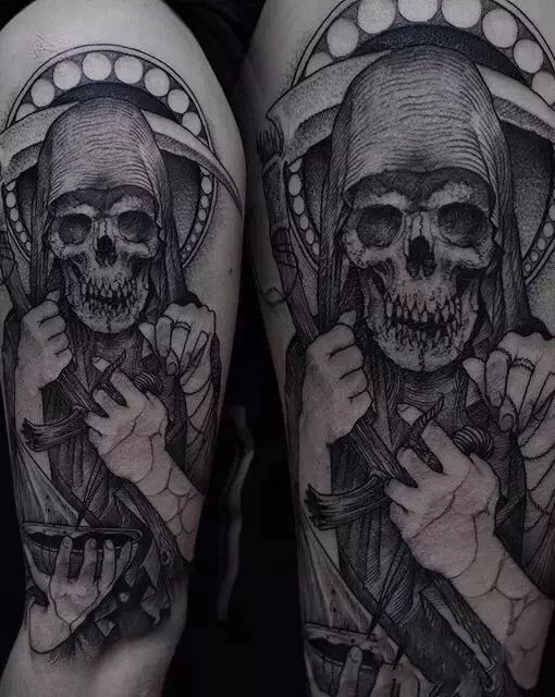 小众风格的9张黑色系纹身图片