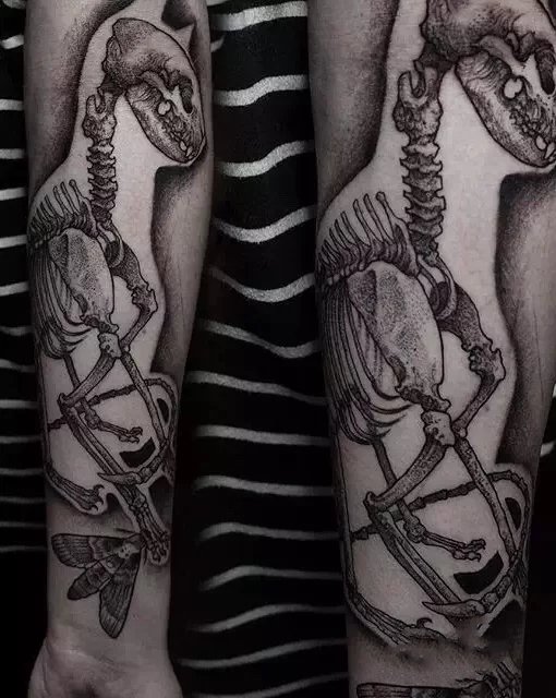 小众风格的9张黑色系纹身图片