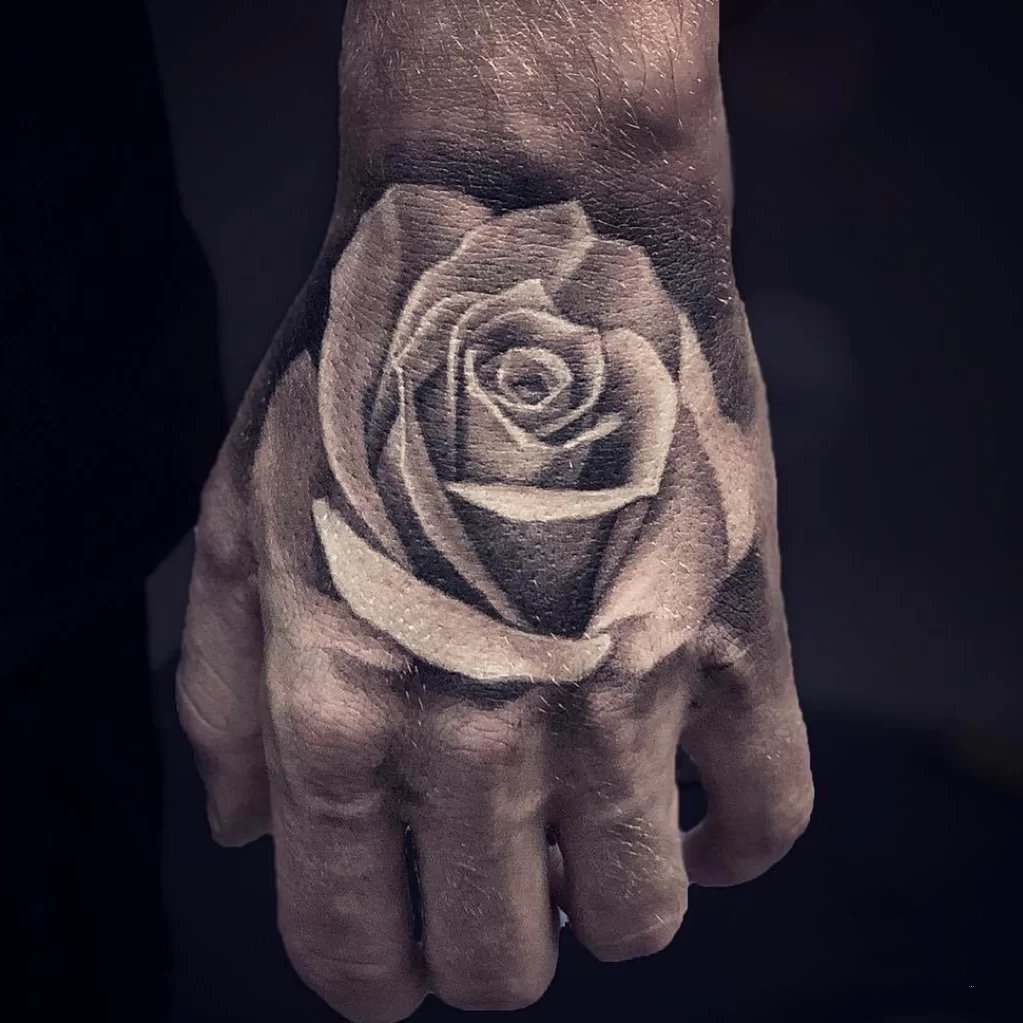 超酷的9张手部写实花朵纹身图片