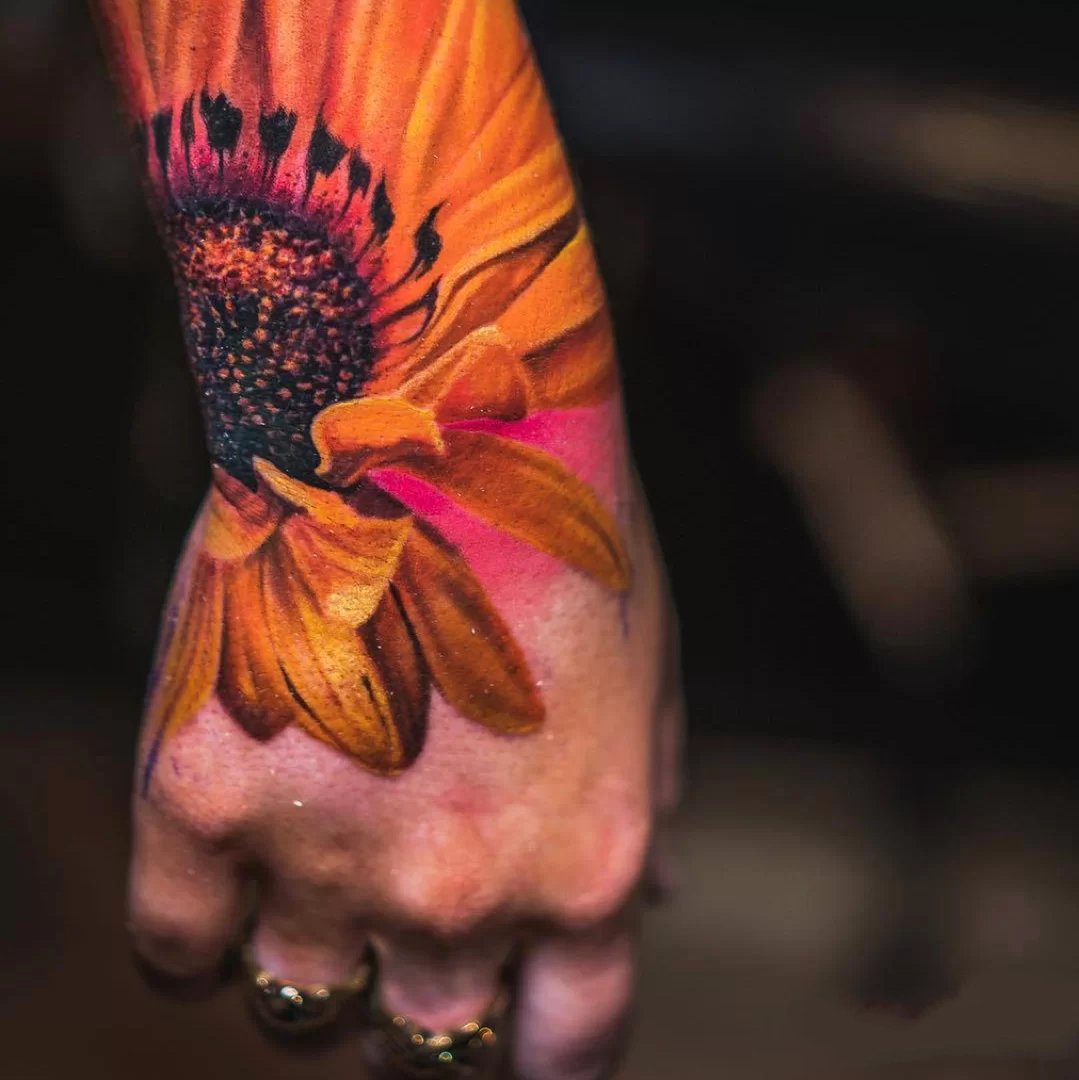 超酷的9张手部写实花朵纹身图片