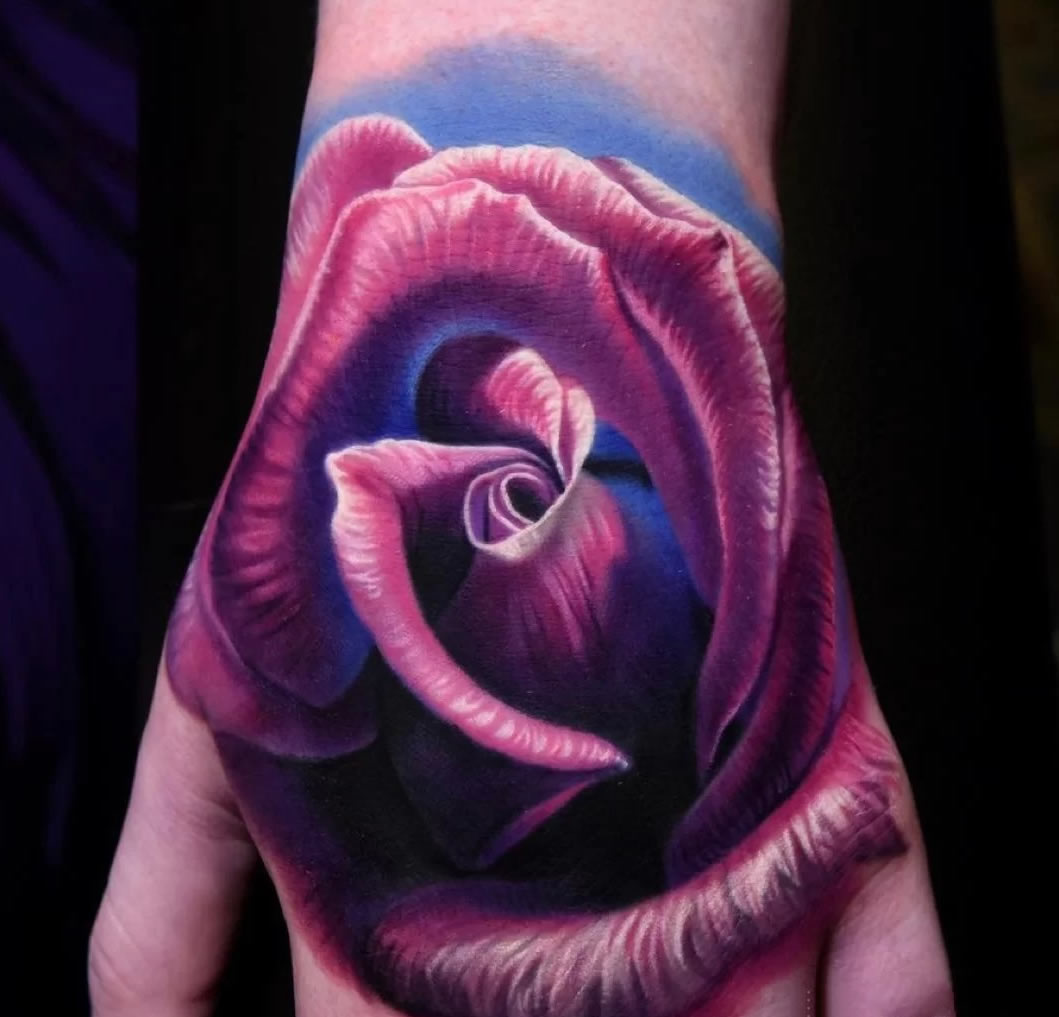 超酷的9张手部写实花朵纹身图片