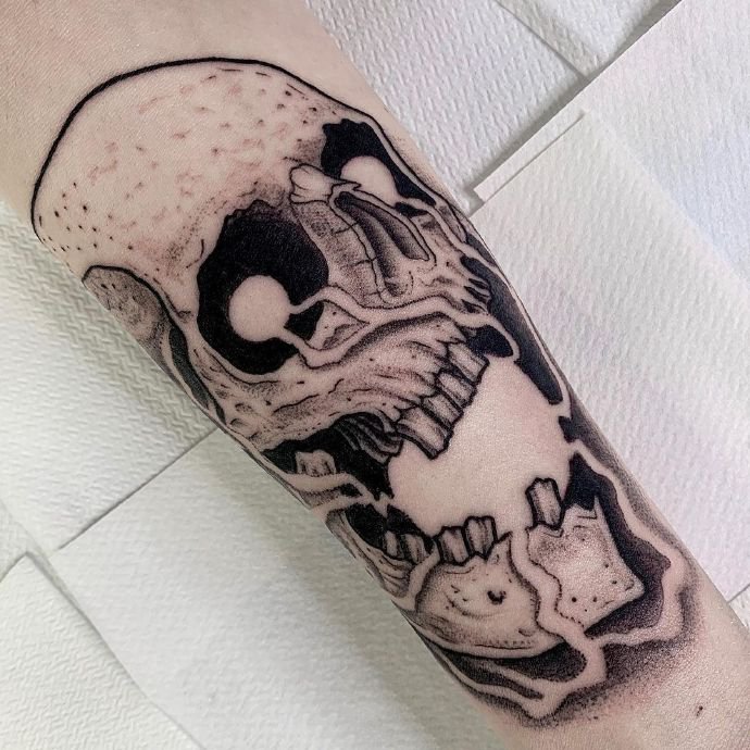 一组细节满满的黑灰点刺纹身图片