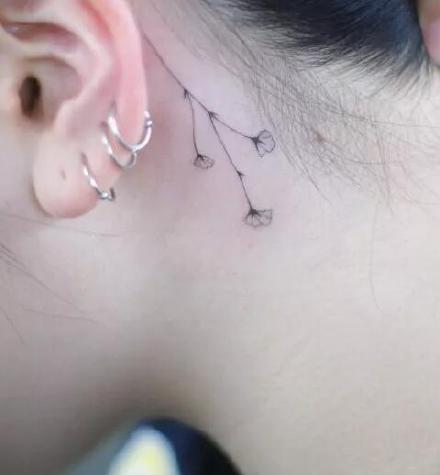 清新简约的耳后纹身图片9张
