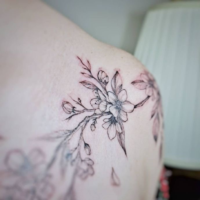 适合纹在肩膀上9张素花纹身图片