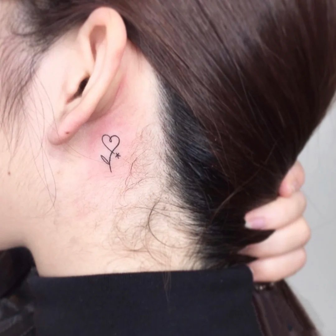 简约又不失性感的9张耳后纹身图片