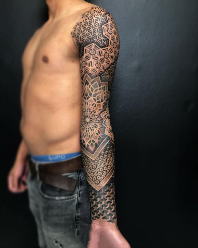 9张帅气的男性点刺竼花纹身图片