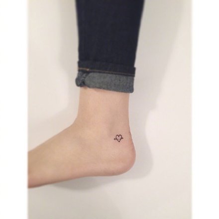 一组脚踝处的小性感纹身图片