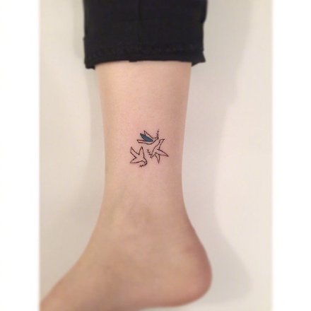 一组脚踝处的小性感纹身图片
