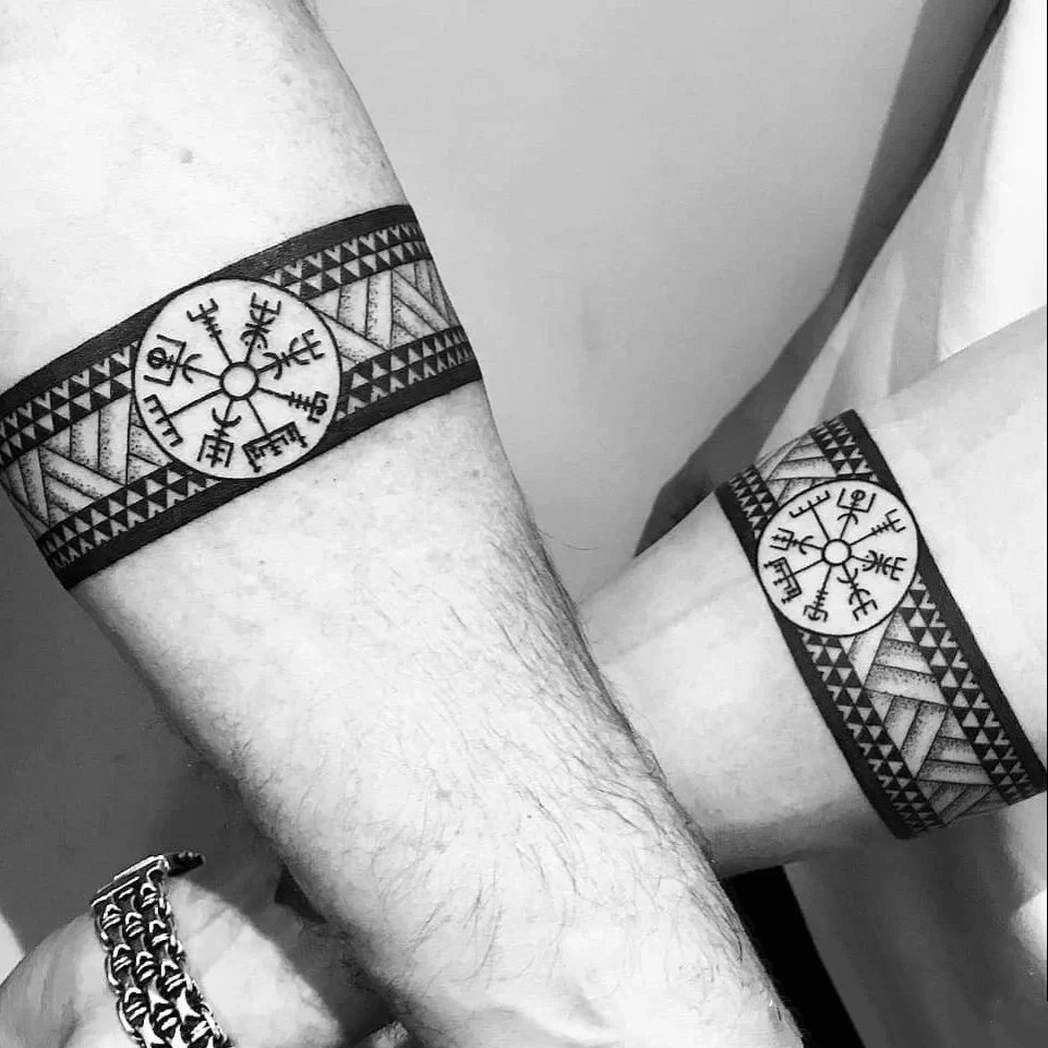 9张黑灰色的臂环纹身图片