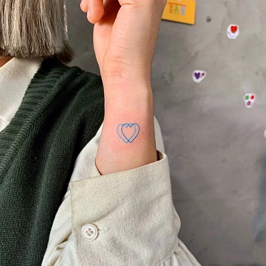 适合女生的9张多彩爱心纹身图片