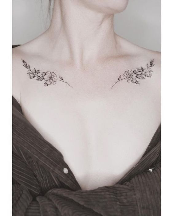 一组攀在锁骨处的花朵纹身图片