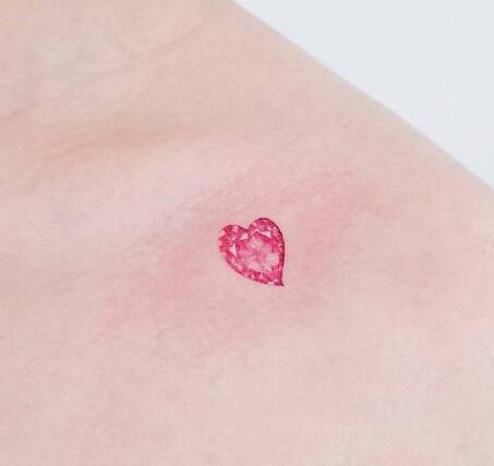 一组清新迷人的宝石系列纹身图片