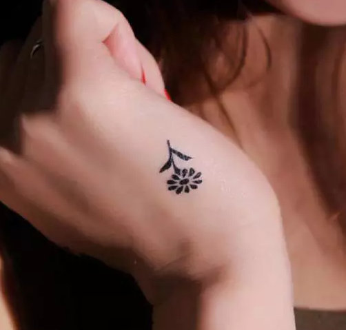 非常适合女生的9张低调精致小纹身图片