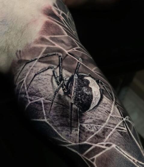 细腻浪漫的9张黑灰写实纹身图片