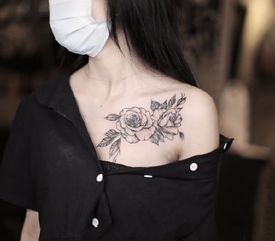 美女锁骨上的一组好看纹身图片