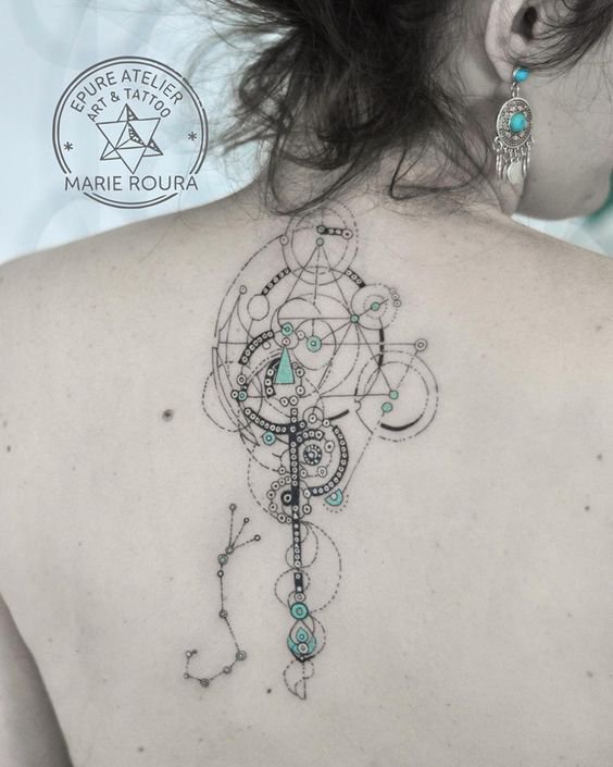 高级设计感的9张线条纹身图片