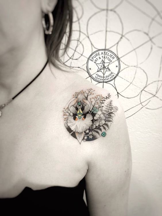 高级设计感的9张线条纹身图片