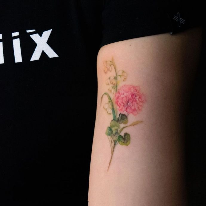 适合女生的好看花卉纹身图片9张