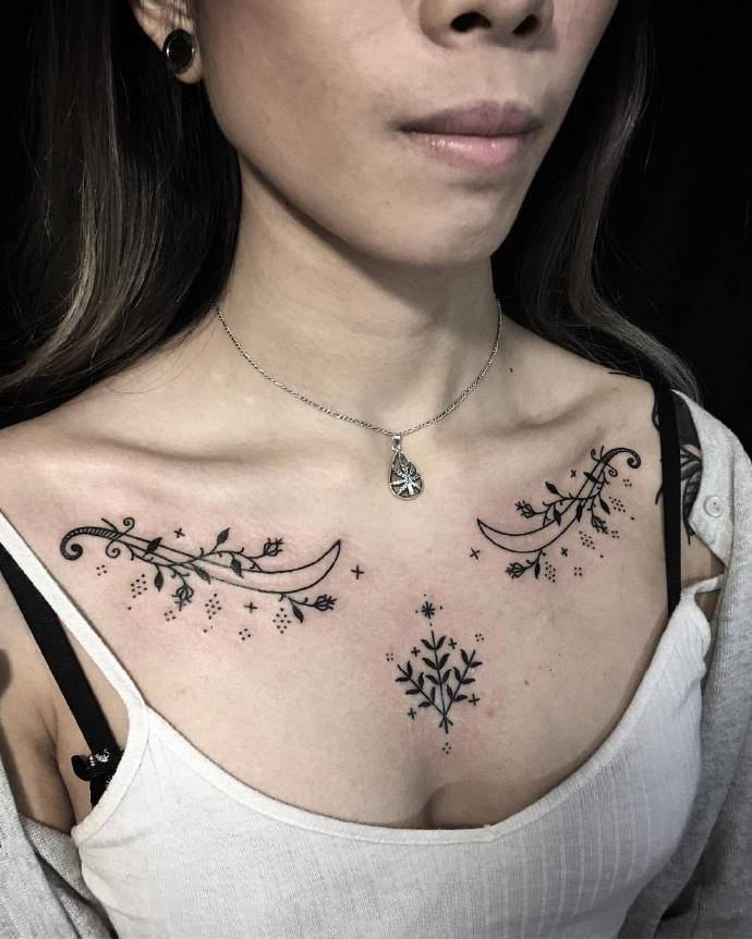 女性胸口的9张简约风纹身图片