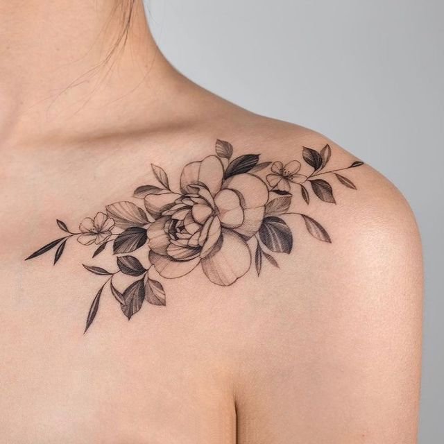 锁骨处的纹身图片，性感度不止提升一点