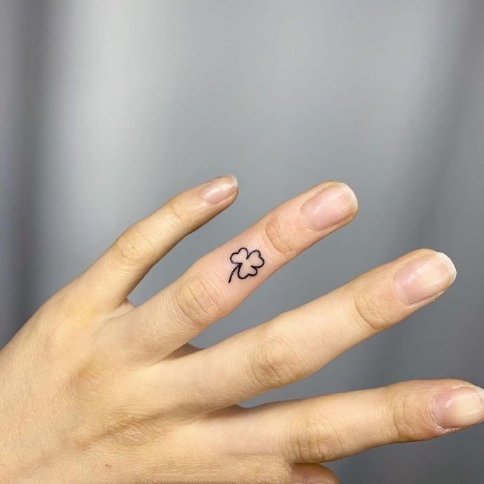 手上的9张简约低调小纹身图片