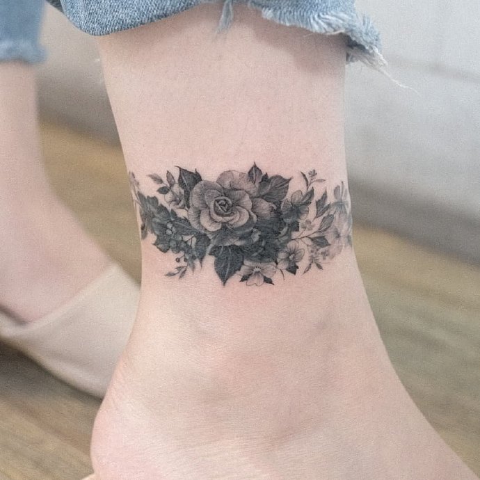 一组小清新的黑灰色花卉纹身图片