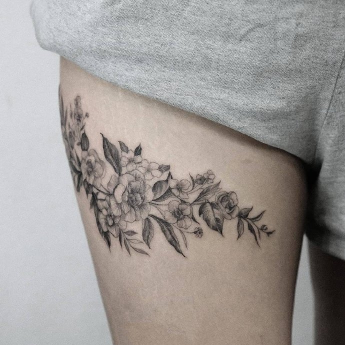一组小清新的黑灰色花卉纹身图片