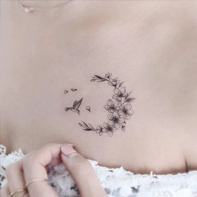 妹子锁骨处的9张漂亮纹身图片