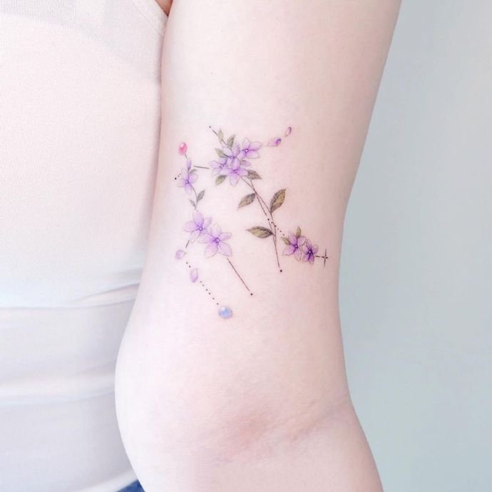 女生手臂上的一组小清新花卉纹身图片