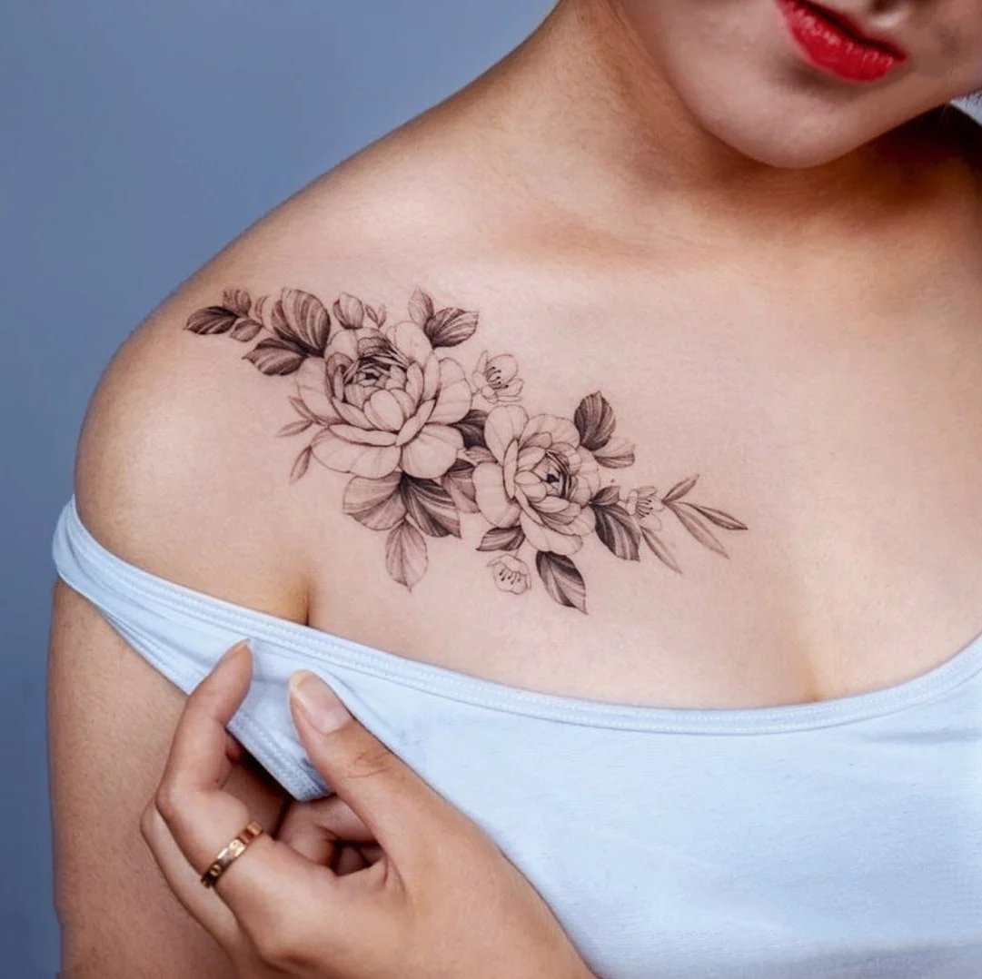 妹子们锁骨处的淡雅素花纹身图片9张