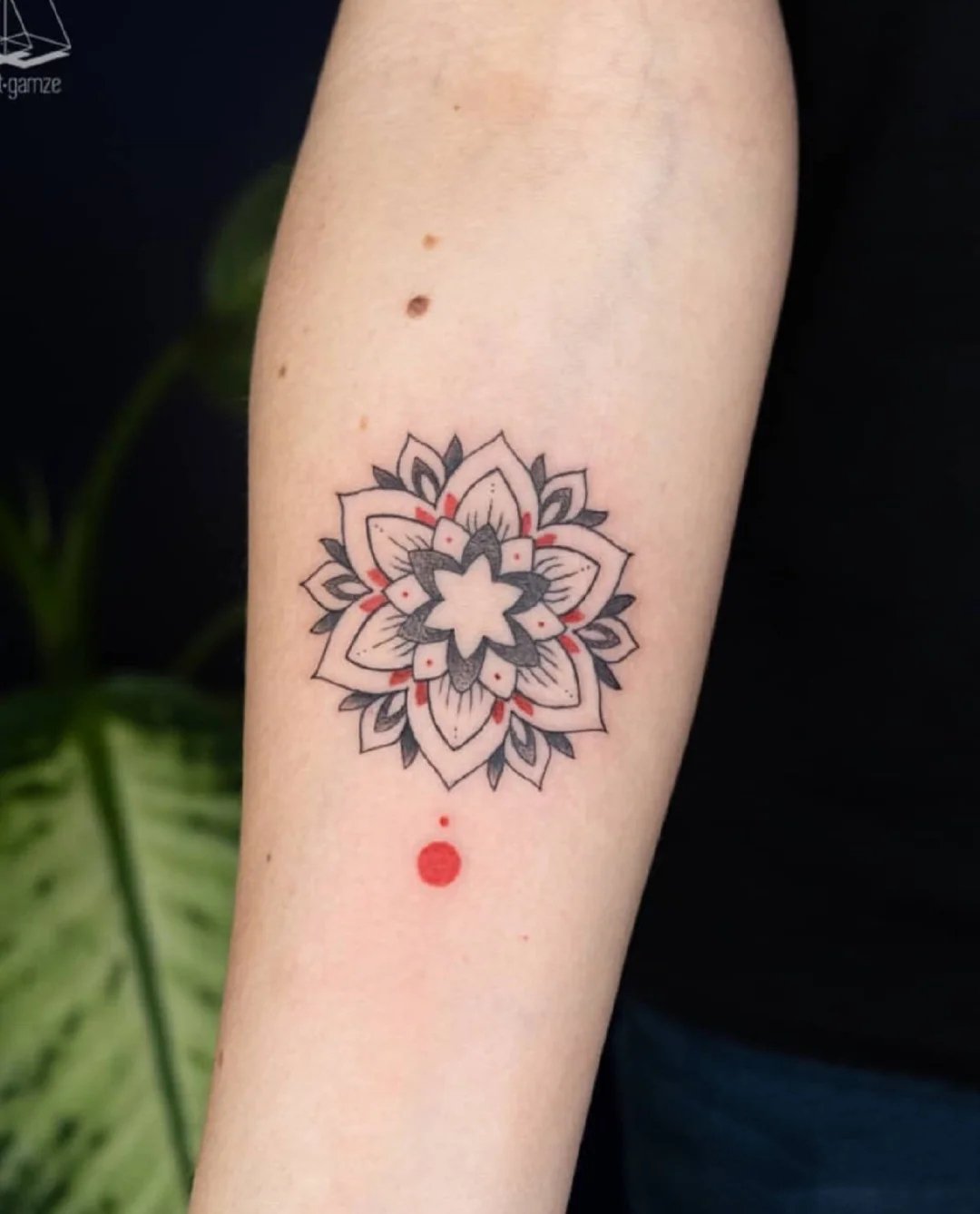 以红色为点缀的一组好看纹身图片