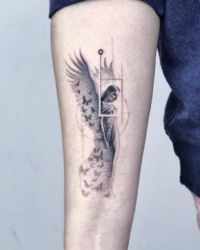 干净漂亮的黑灰几何纹身图片9张