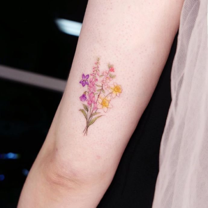 手肘上的一组小清新花卉纹身图片