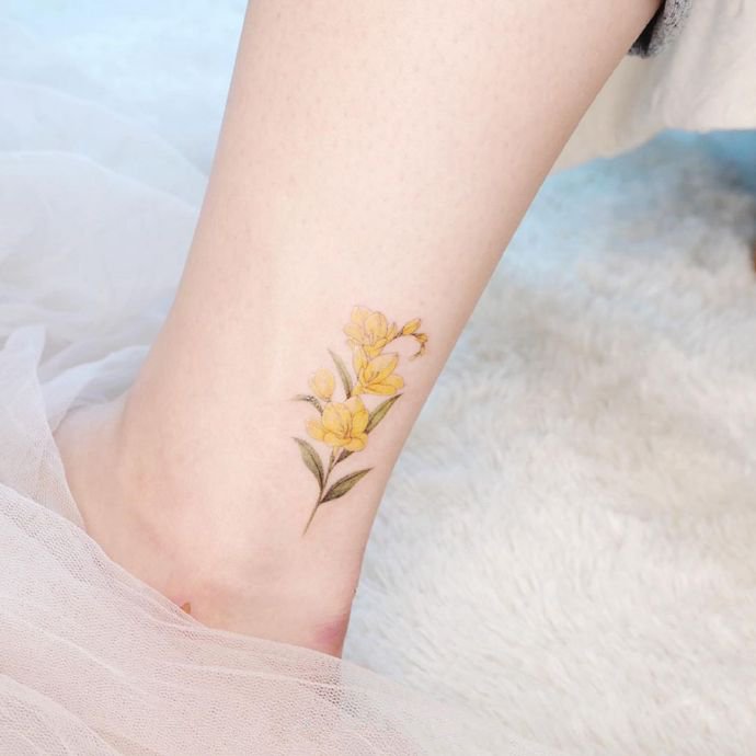 手肘上的一组小清新花卉纹身图片