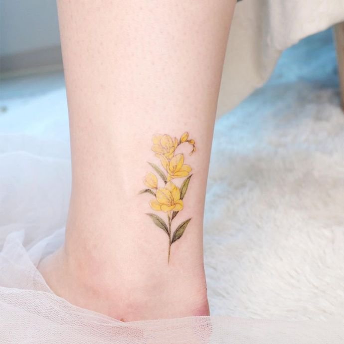 手肘上的一组小清新花卉纹身图片