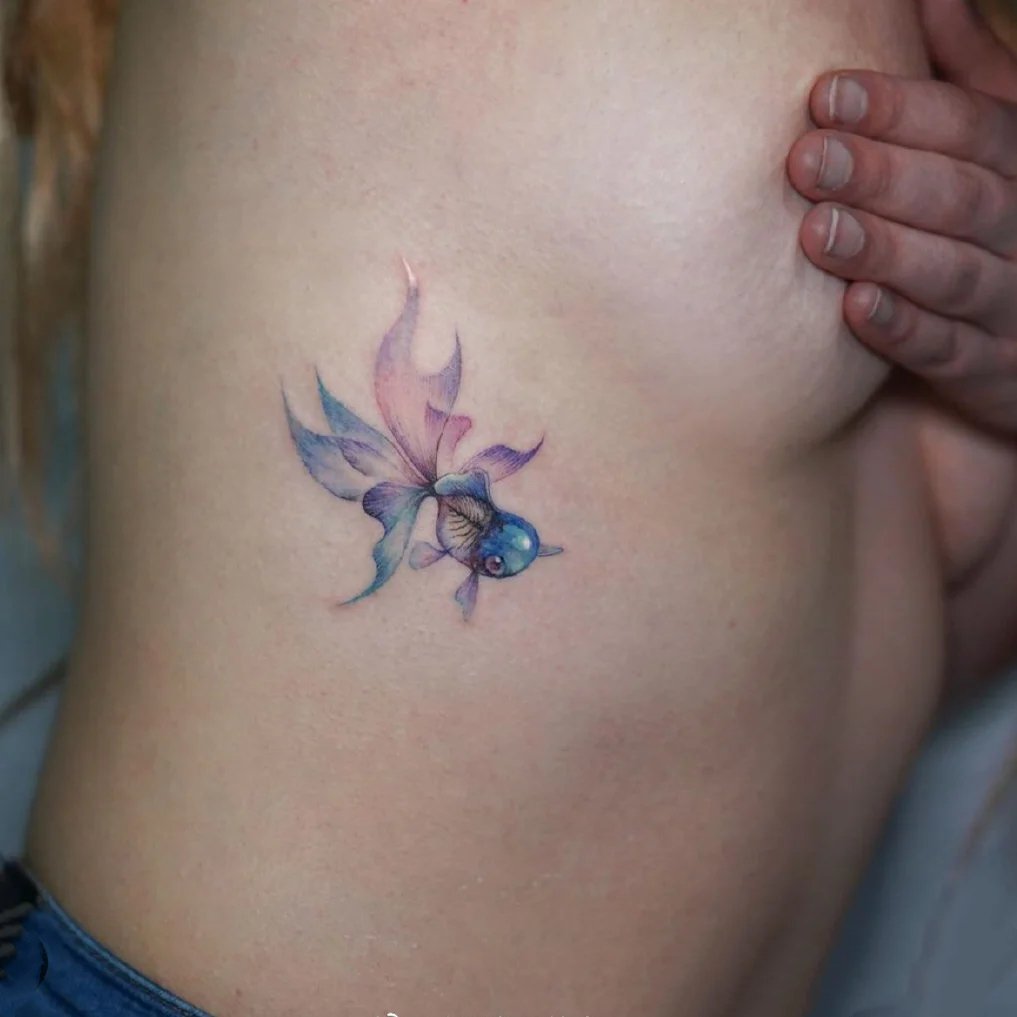 超美的彩色金鱼纹身图片9张