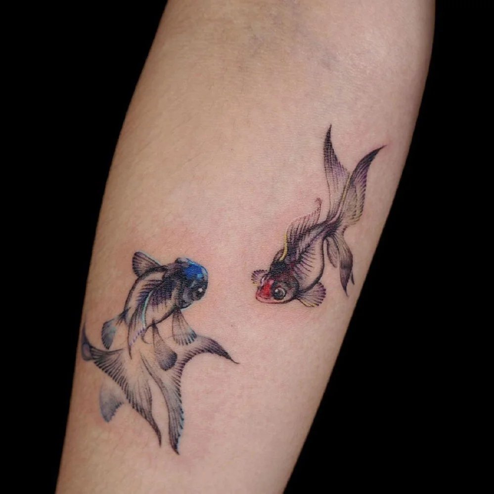 超美的彩色金鱼纹身图片9张