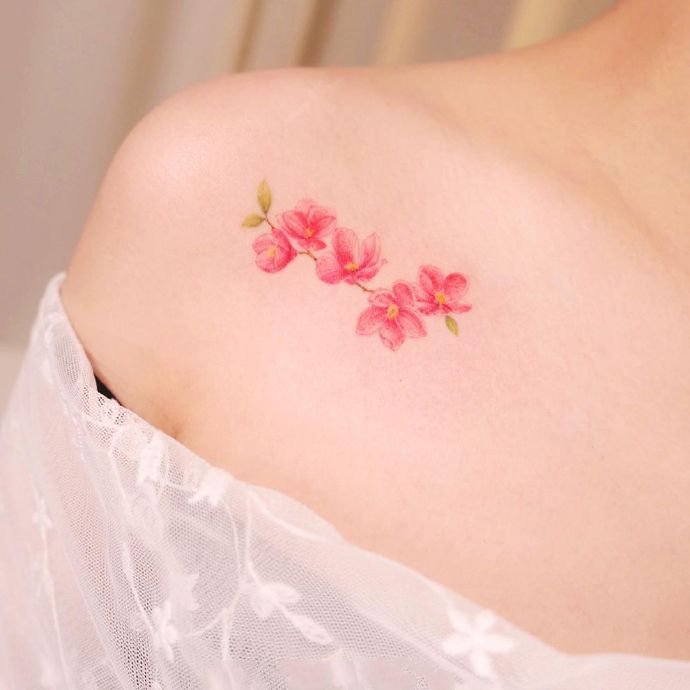 性感女人最爱的红色系花卉纹身图片9张