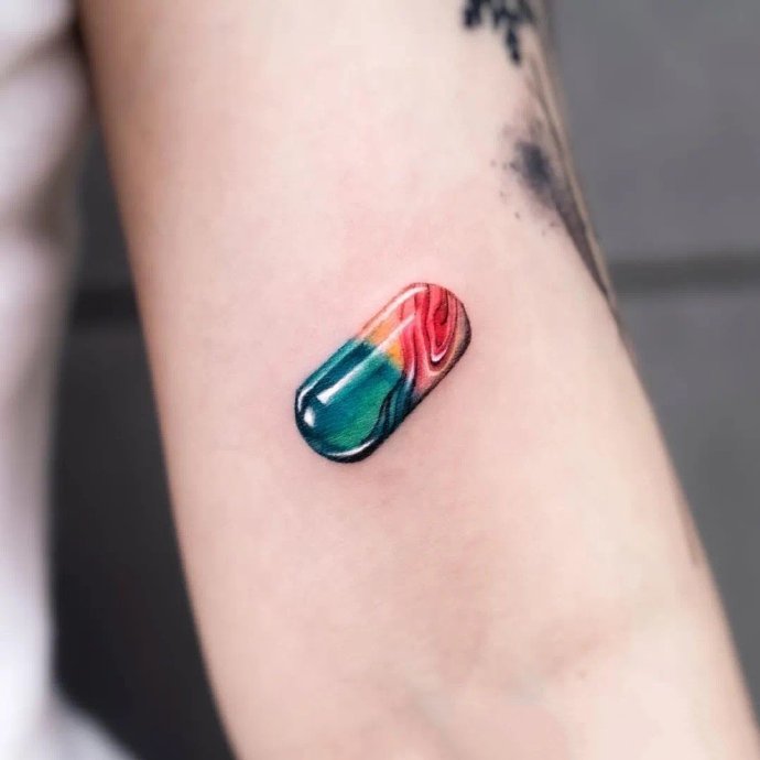 一组精致的彩色小图案纹身图片