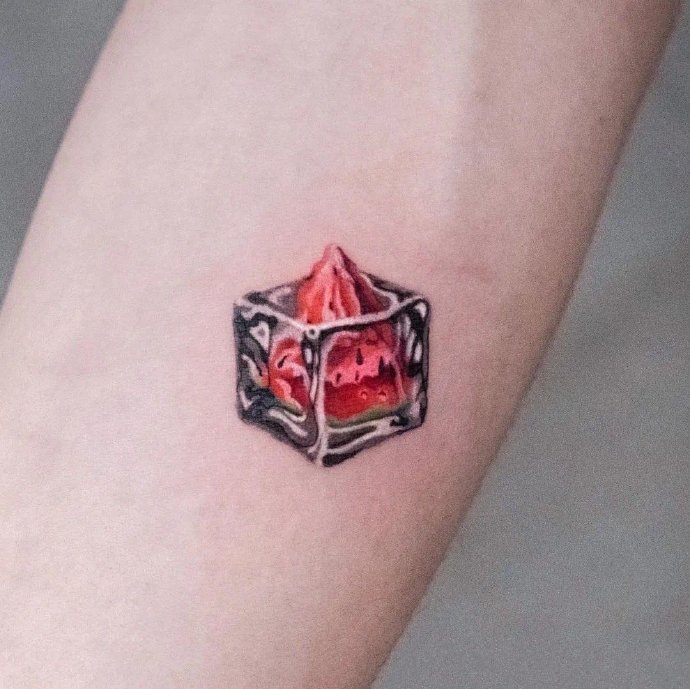 一组精致的彩色小图案纹身图片