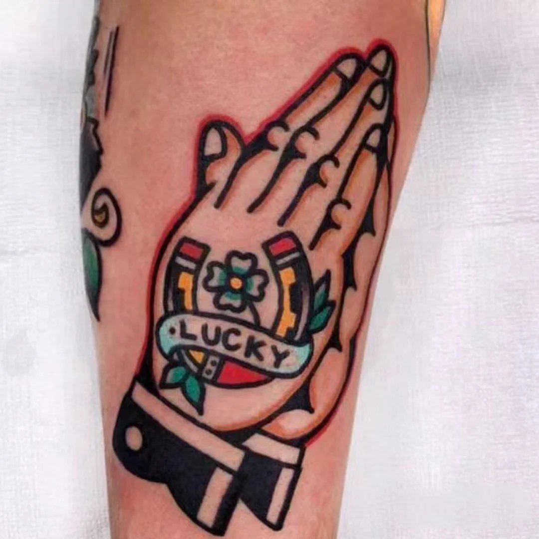 school风的9张祈祷之手纹身图片