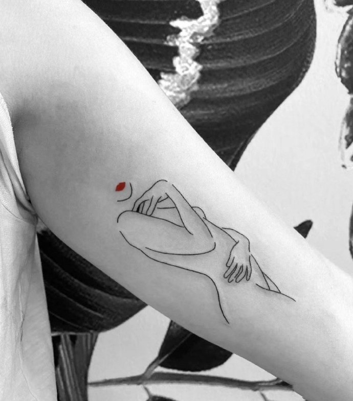 以红色作点缀的简约线条纹身图片9张