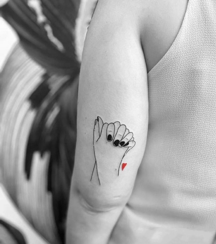 以红色作点缀的简约线条纹身图片9张