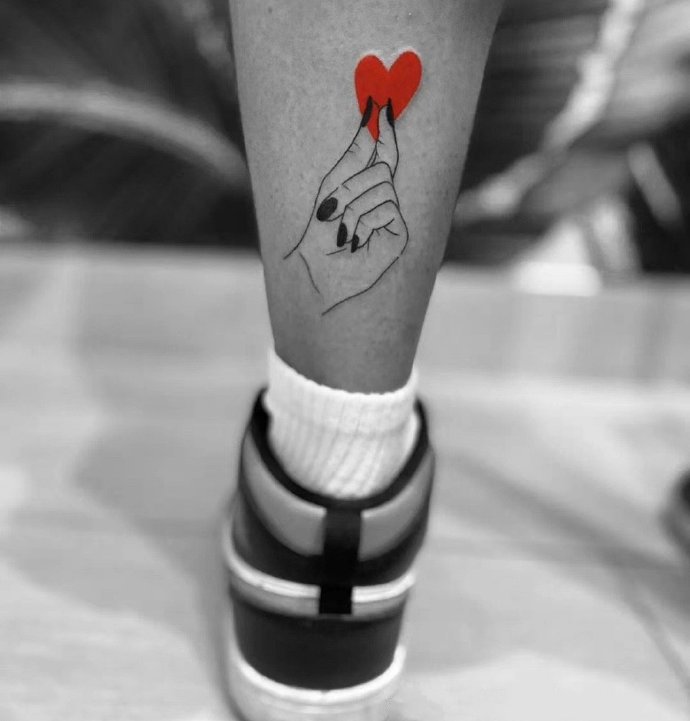 以红色作点缀的简约线条纹身图片9张