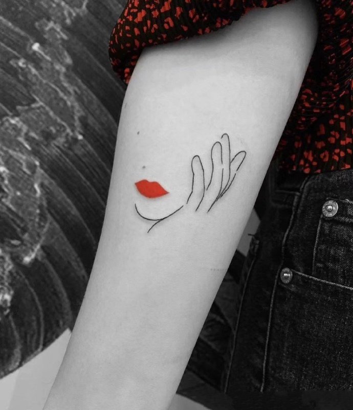 以红色作点缀的简约线条纹身图片9张