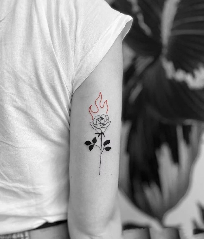 以红色作点缀的简约线条纹身图片9张
