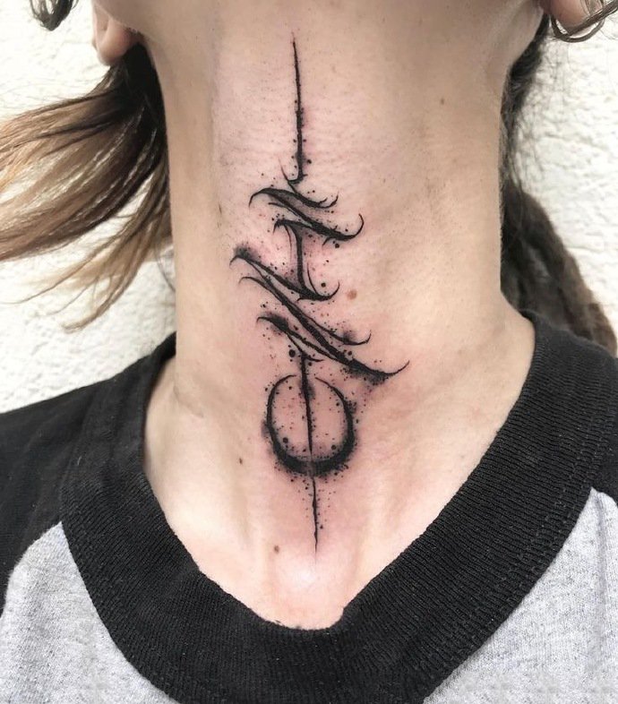 9张不同部位的黑色花体字纹身图片