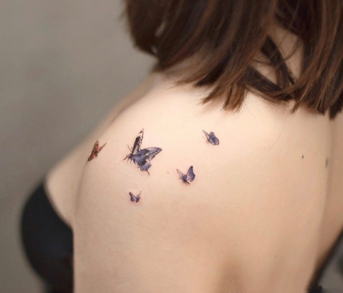 女性肩上的9张小清新纹身图片