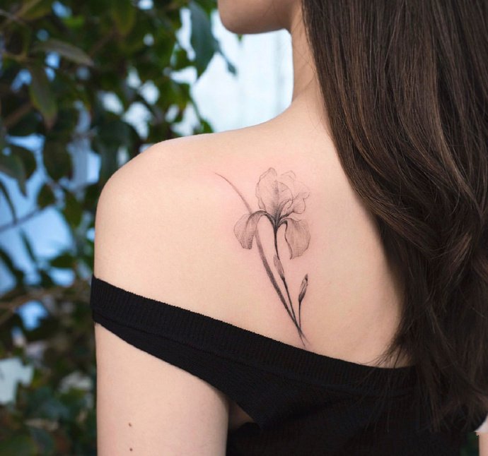 女性肩上的9张小清新纹身图片