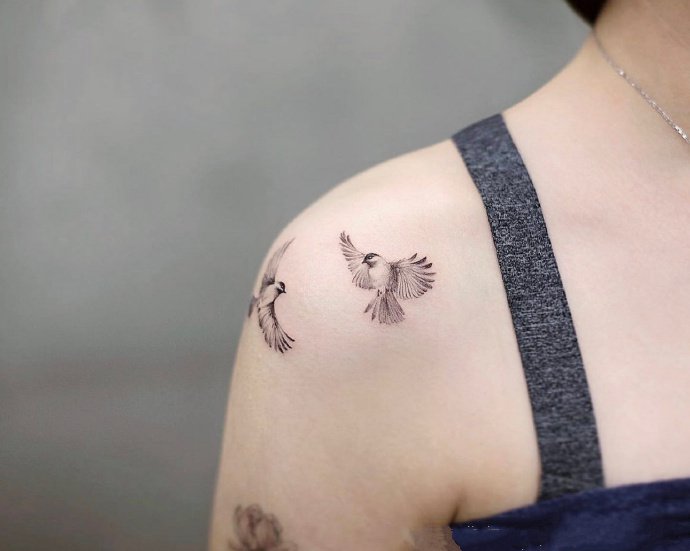 女性肩上的9张小清新纹身图片